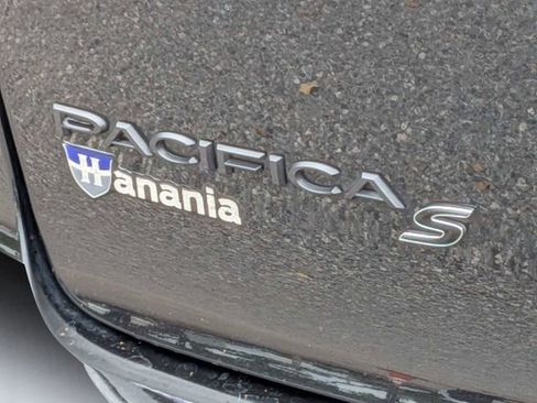 Used 2023 Chrysler Pacifica Touring-L w/ S Appearance Package FWD image 10