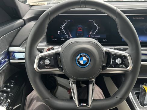 Certified 2025 BMW i7 xDrive60 w/ Premium Package AWD/4WD image 19