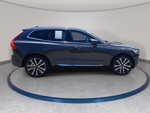Used 2023 Volvo XC60 B5 Ultimate w/ Climate Package FWD image 4