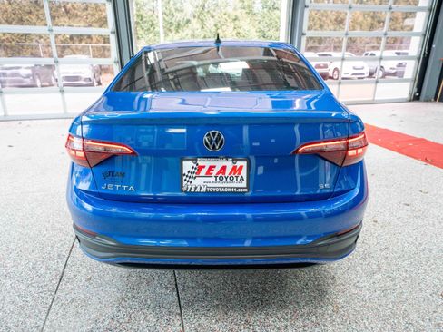 Used 2022 Volkswagen Jetta SE image 3