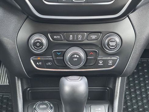 Used 2020 Jeep Cherokee Latitude Plus w/ Cold Weather Group AWD/4WD image 14