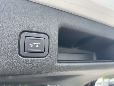 Used 2018 Chevrolet Equinox LT FWD image 12