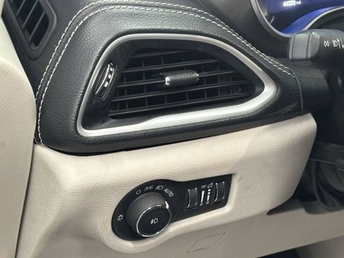 Used 2024 Chrysler Pacifica Select image 20