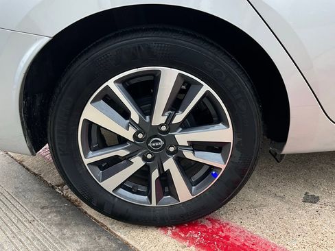 Used 2025 Nissan Versa SV image 9