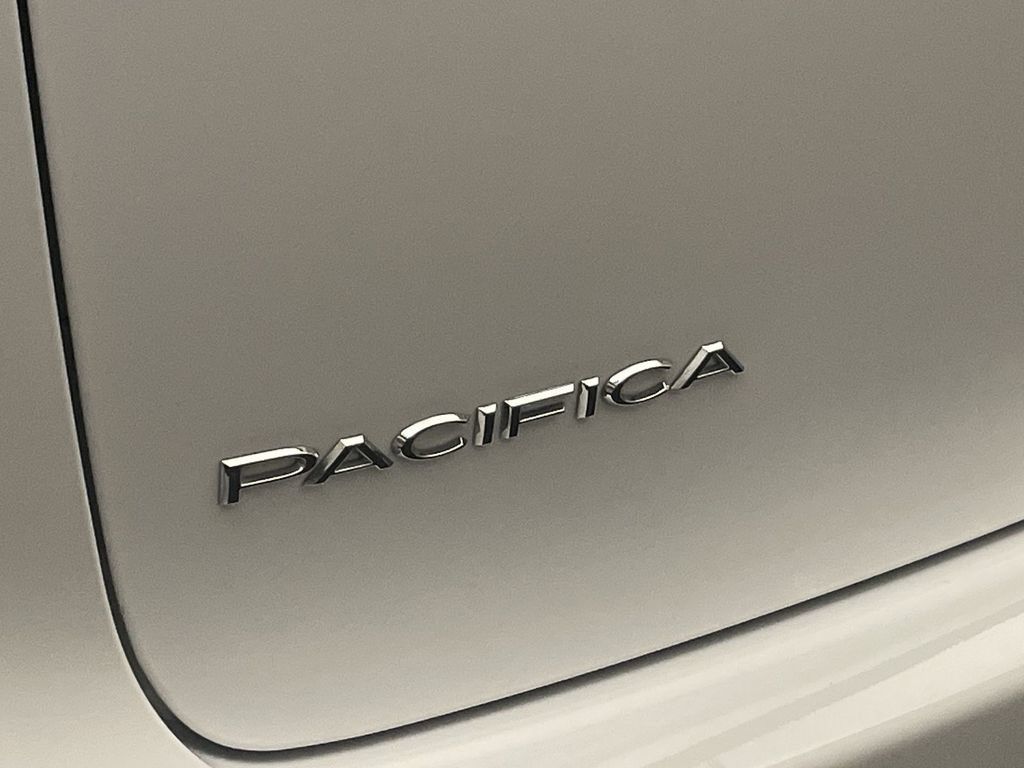 Used 2024 Chrysler Pacifica Touring-L FWD image 23
