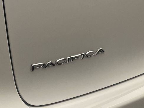 Used 2024 Chrysler Pacifica Touring-L FWD image 23