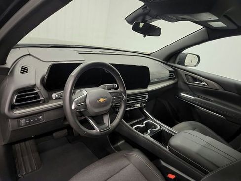 Used 2025 Chevrolet Traverse LT image 17