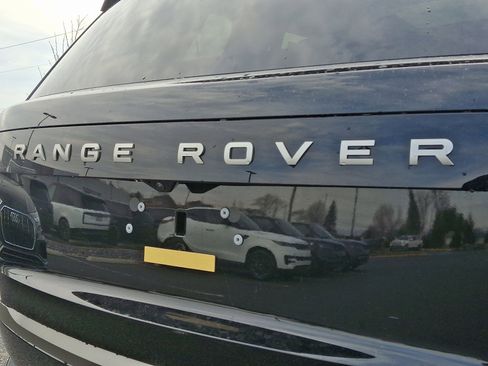 New 2025 Land Rover Range Rover Long Wheelbase SE image 24