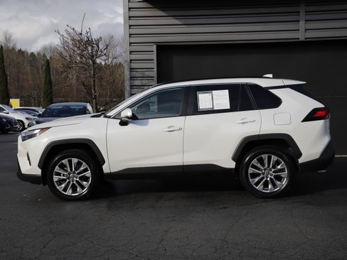 Used 2022 Toyota RAV4 XLE Premium image 5