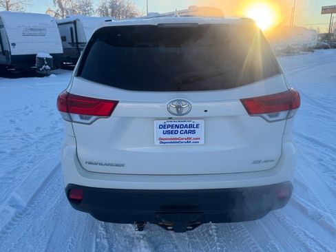 Used 2017 Toyota Highlander SE image 3