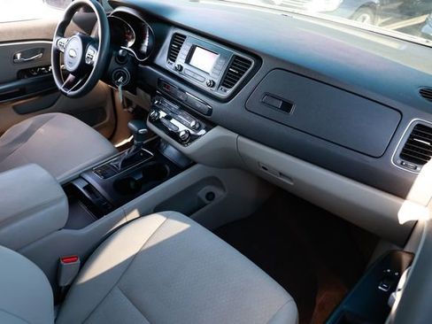Used 2018 Kia Sedona L image 18