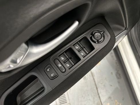 Used 2021 Jeep Renegade Latitude image 18