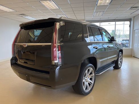 Used 2019 Cadillac Escalade Luxury AWD/4WD image 2