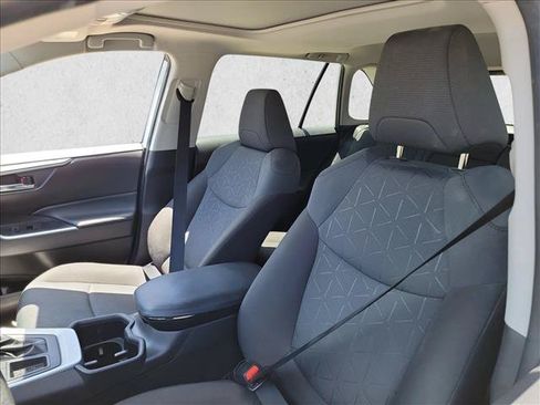 Used 2022 Toyota RAV4 XLE w/ Convenience Package FWD image 10