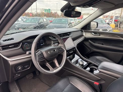 Used 2023 Jeep Grand Cherokee Limited image 13