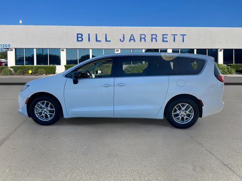 Used 2024 Chrysler Voyager LX image 4
