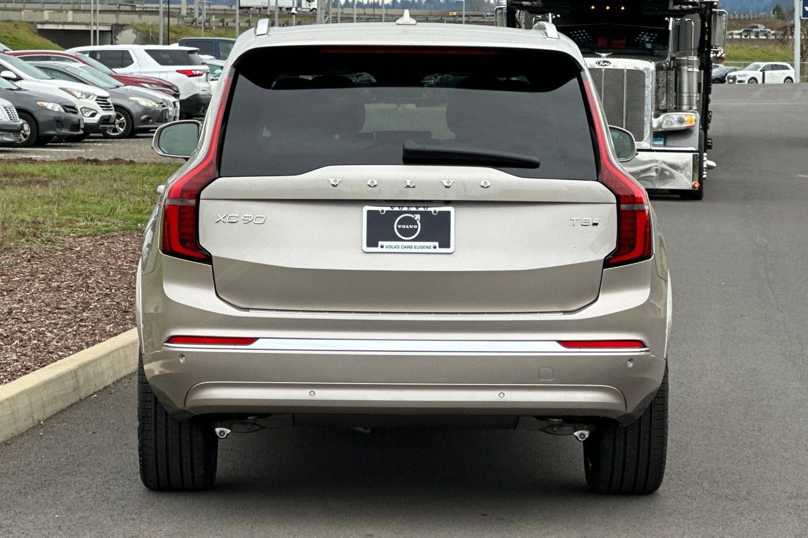 New 2026 Volvo XC90 T8 Plus w/ Protection Package Premier AWD/4WD image 4