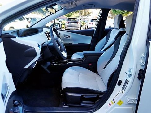 Used 2016 Toyota Prius Four FWD image 18