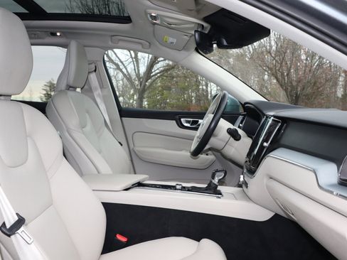 Used 2019 Volvo XC60 T6 Momentum w/ Premium Package image 35