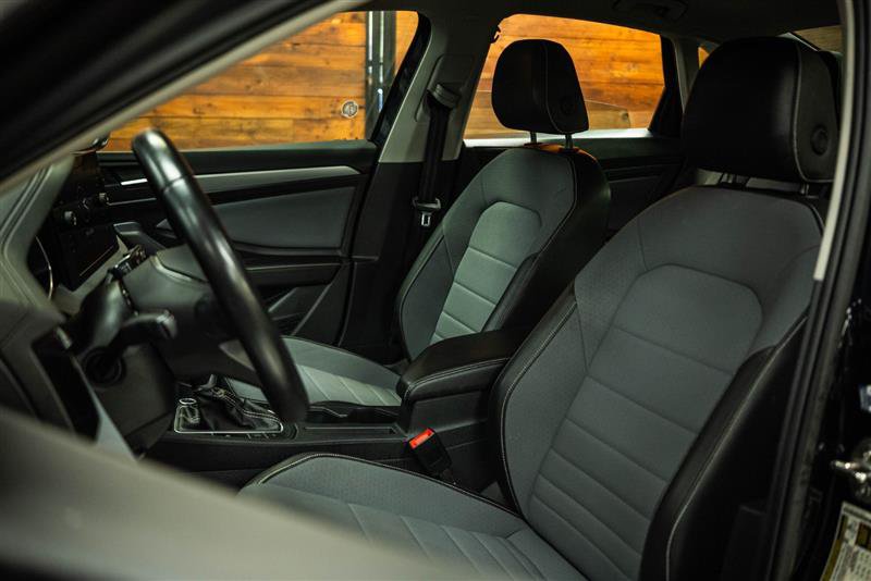 Used 2025 Volkswagen Jetta SE FWD image 9