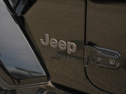 Used 2022 Jeep Wrangler Unlimited Rubicon w/ Trailer Tow Package AWD/4WD image 14