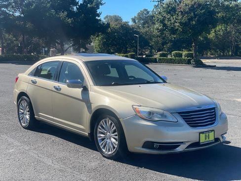 Used 2011 Chrysler 200 Limited FWD image 2