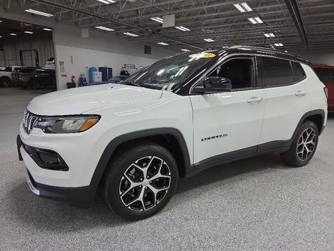 Used 2024 Jeep Compass Limited AWD/4WD image 3
