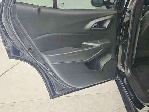 Used 2025 Chevrolet Trax LT FWD image 24
