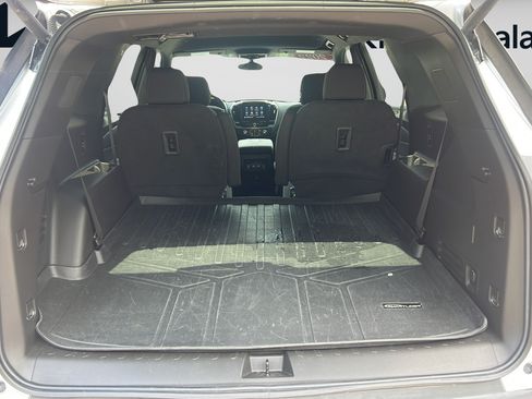 Used 2022 Chevrolet Traverse LT FWD image 9