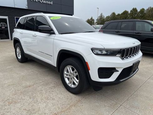 Used 2023 Jeep Grand Cherokee Laredo w/ Luxury Tech Group I AWD/4WD image 1