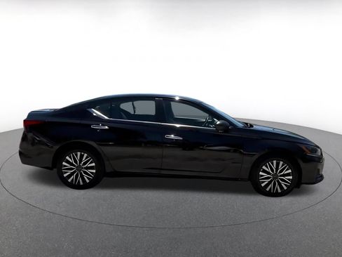 Used 2025 Nissan Altima 2.5 SV FWD image 14