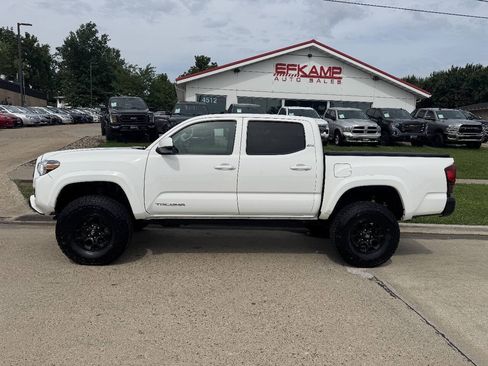 Used 2022 Toyota Tacoma SR5 AWD/4WD image 2