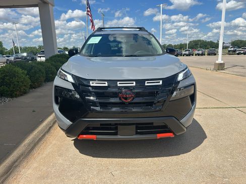 Used 2025 Nissan Rogue SV AWD/4WD image 8