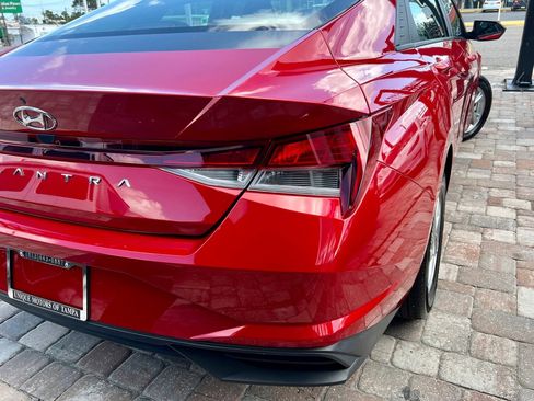 Used 2021 Hyundai Elantra SE image 25