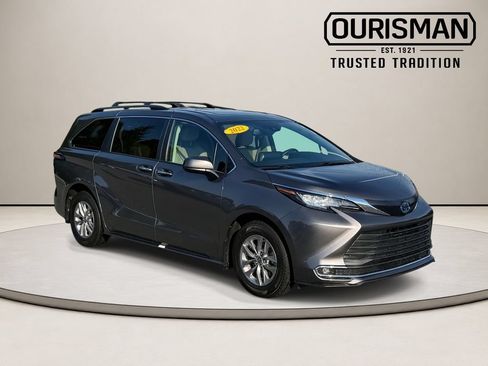 Used 2022 Toyota Sienna XLE FWD image 1