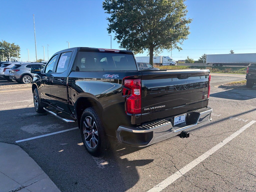 Used 2022 Chevrolet Silverado 1500 LT AWD/4WD image 5