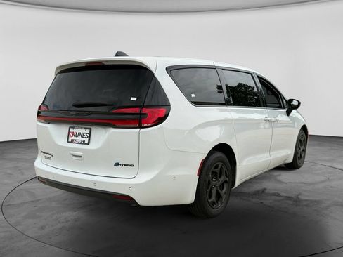 Used 2024 Chrysler Pacifica Limited FWD image 9