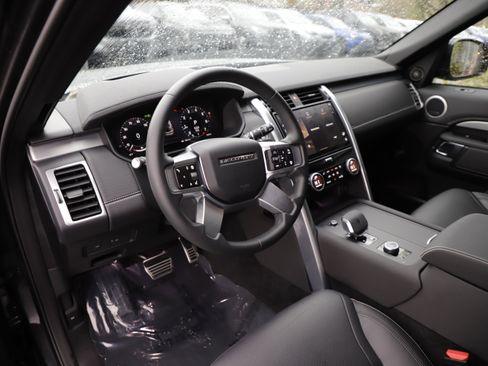 Certified 2025 Land Rover Discovery Dynamic SE AWD/4WD image 18