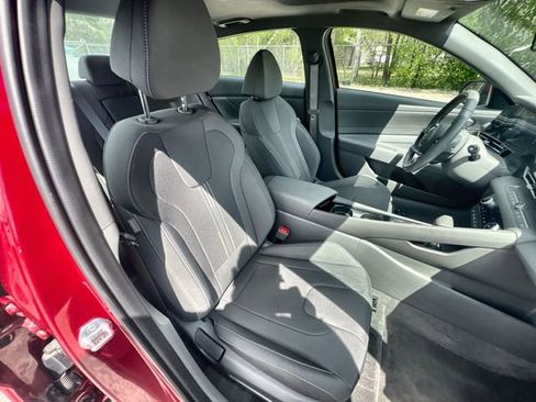 Used 2025 Hyundai Elantra SEL image 27