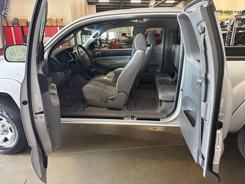 Used 2005 Toyota Tacoma PreRunner image 4