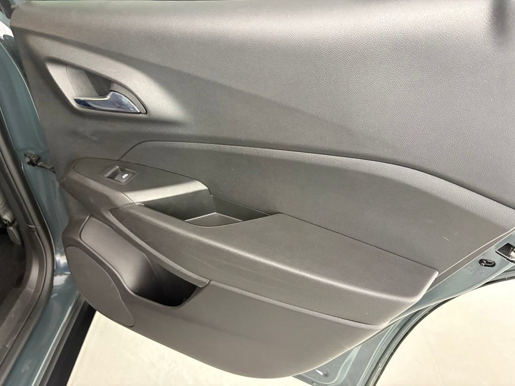 Used 2025 Chevrolet Trax LT FWD image 37