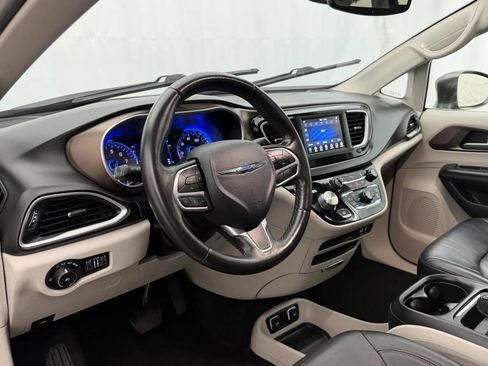 Used 2019 Chrysler Pacifica Touring-L FWD image 10