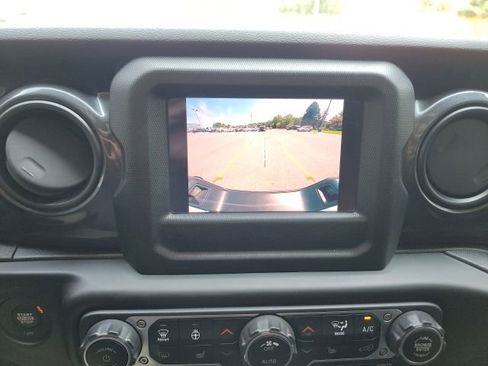Used 2020 Jeep Gladiator Sport image 22