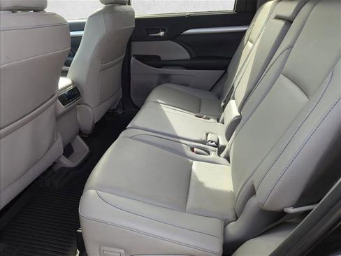 Used 2019 Toyota Highlander XLE image 21