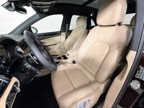Certified 2026 Porsche Macan AWD/4WD image 5