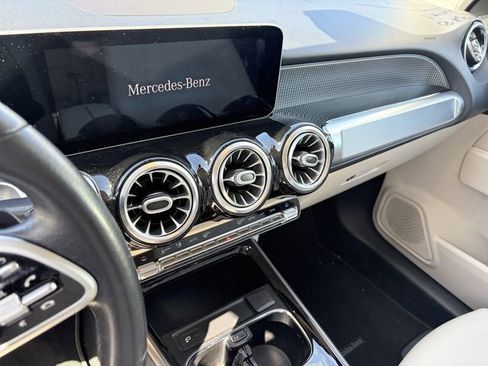Used 2021 Mercedes-Benz GLB 250 4MATIC w/ Premium Package image 8
