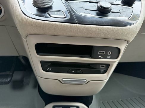 Used 2017 Chrysler Pacifica Limited image 14