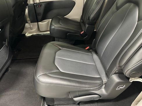 Used 2023 Chrysler Pacifica Touring-L image 43