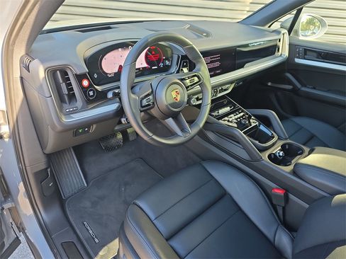 Used 2025 Porsche Cayenne image 4