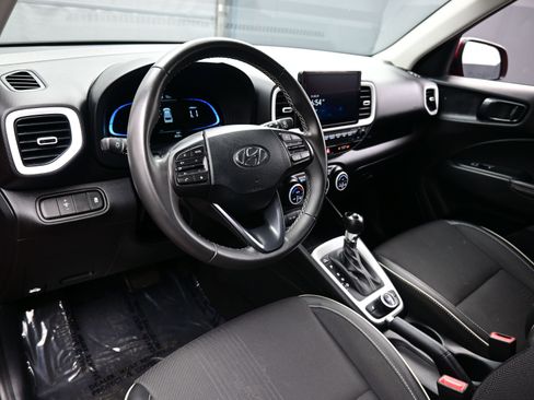 Used 2025 Hyundai Venue Limited image 13
